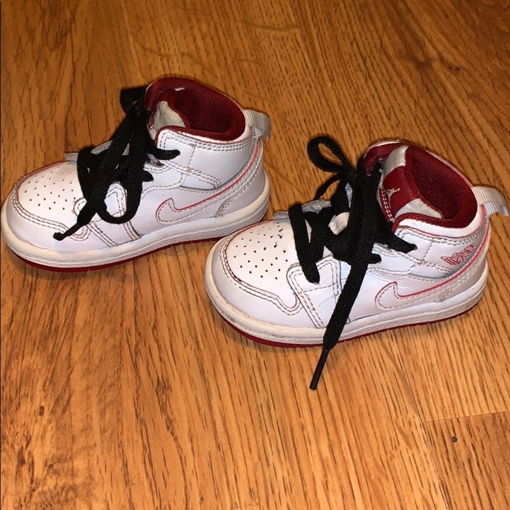 Air Jordan Retro One 1 White, Red, Black Laces